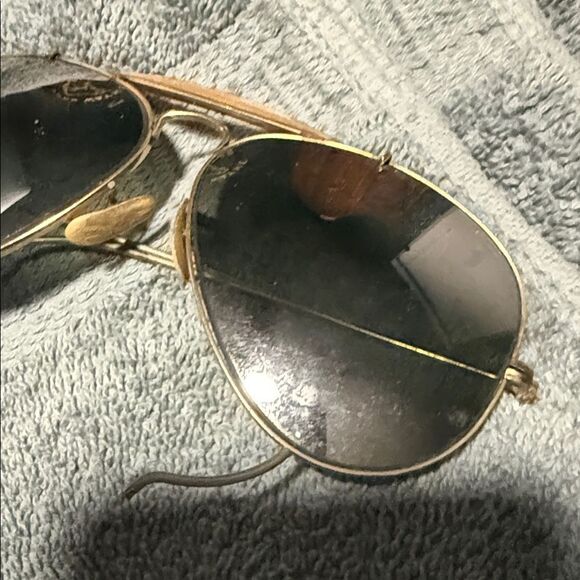 Gold Aviator Sunglasses with Dark Lenses VINTAGE - Very Fragile Ray Bans - 1980s main image 5